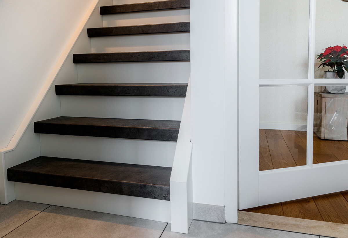Escalier intérieur avec marches noires