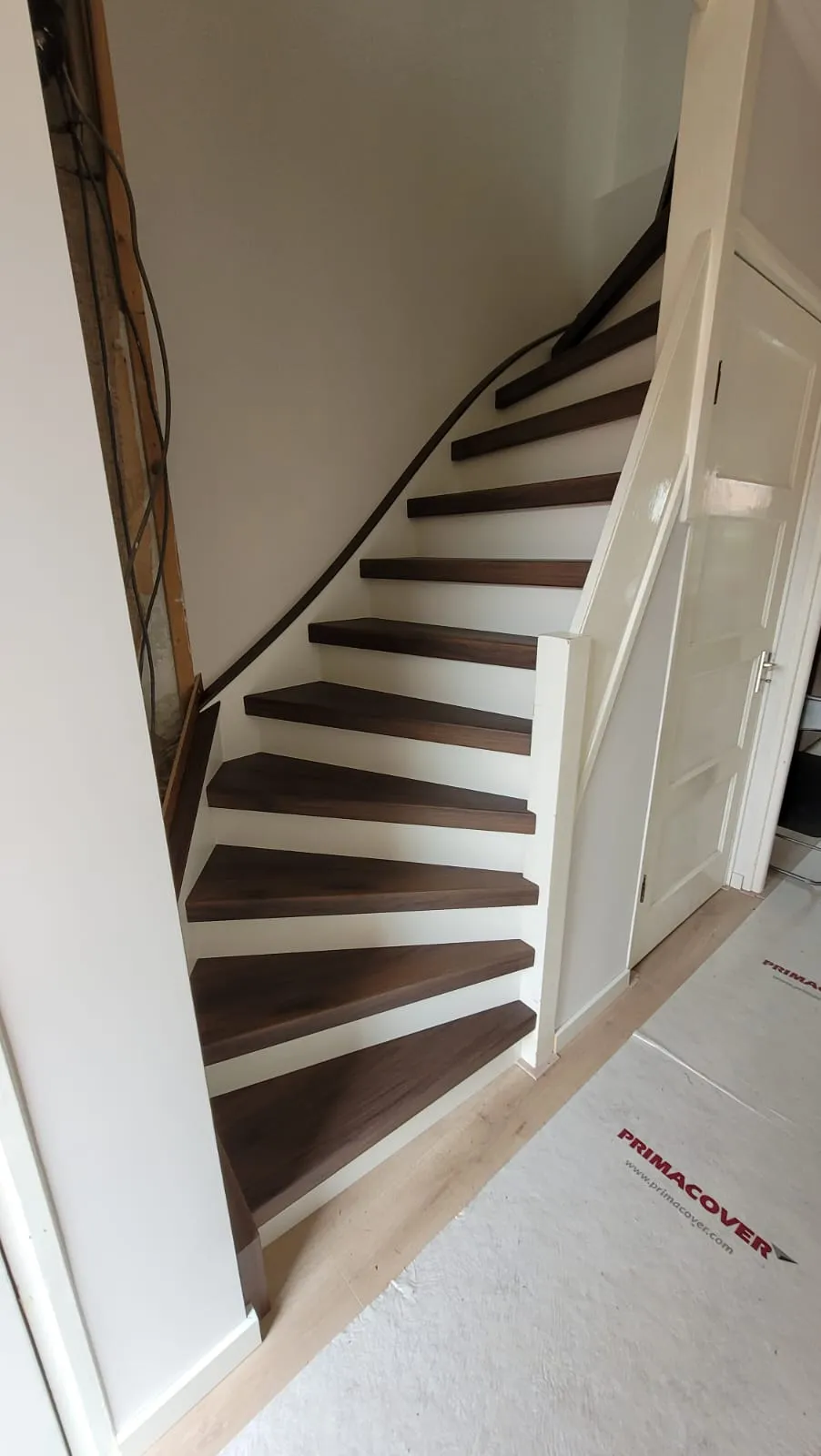 habillage-escalier-chene-fonce-marseille Habillage d'escalier en chêne foncé à Marseille