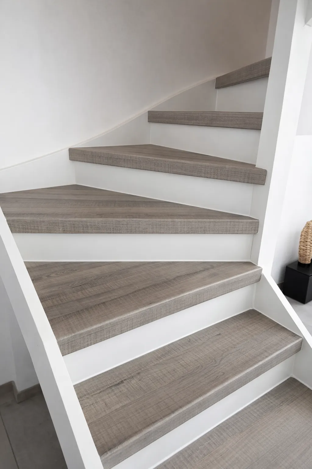 Escalier remis à neuf, blanc à nice